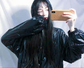 Chaqueta con capucha moderna de vinilo negro metalizado